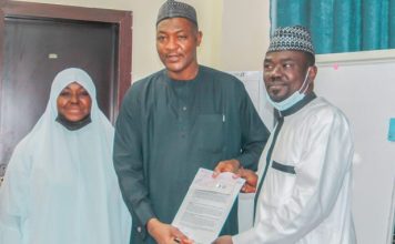 Kamfanin IMPR ya kaddamar da kyaututtuka ga dalibai mafi hazaka a fannin hulda da jama’a da tattalin arzikin zamani Prof Hajara Sanda of Mass Comm Dept Prof Sagir Adamu Abbas VC BUK and Yushau A Shuaib of IMPR at the presentation of cheque for Prizes scaled 1