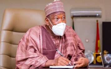 Ganduje ya nada sabon shugaban kungiyar Kano Pillars Ganduje signs new