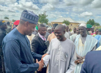 Zulum ya ziyarci manoma a Kananan hukumomi 4 tare da tambayar matsalolinsu Zulum at farm 750x430 1
