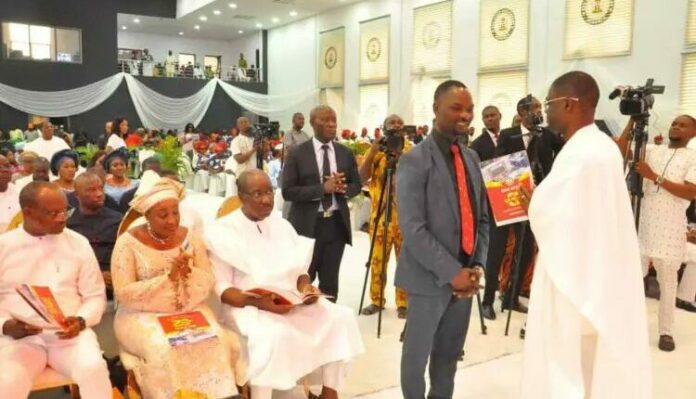 Surprise as security aide denies Edo deputy gov access to Obaseki in Church 750x430