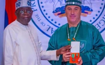 “Ban taba yin hannu da shugaban wata kasa ba” – Peserio Tinubu, Peserio, hannu, AFCON, super eagles, nigeria