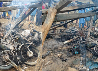 Ƙaramar hukumar Yauri ta sanya dokar hana fita biyo bayan rikicin masu haƙar ma’adinai ya yi sanadiyyar mutuwar mutane Some motorcycles destroyed during the clash