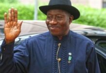 Goodluck Jonathan yana cikin ƙoshin lafiya, kuma ya bar Guinea-Bissau – Gwamnatin Tarayya Jonathan waving