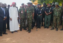 Tsaro: Gwamnan Kano ya ziyarci sansanin ƙungiyar tsaro ta JTF a Kano, ya yi alkawarin ci gaba da bada tallafi IMG 20251202 WA0083 750x430