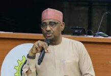 Shugaban hukumar NMDPRA Farouk Ahmed ya musanta fitar da sanarwar kan zargin da Dangote ya yi a kan sa NMDPRA Farouk Ahmed