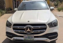 ’Yan sanda sun kama mutum uku kan zargin sayen mota kirar Mercedes-Benz ta Naira miliyan 75 tare da biyan kuɗin bogi ta Banki Kano police 1 750x430