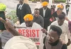 Sowore ya hallara a kotu bayan bada umarnin kama shi Omoyele Sowore at the middle being accompanied by members of his group into the Federal High Court in Abuja on Monday 750x430
