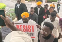 Sowore ya hallara a kotu bayan bada umarnin kama shi Omoyele Sowore at the middle being accompanied by members of his group into the Federal High Court in Abuja on Monday 750x430