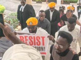Sowore ya hallara a kotu bayan bada umarnin kama shi Omoyele Sowore at the middle being accompanied by members of his group into the Federal High Court in Abuja on Monday 750x430