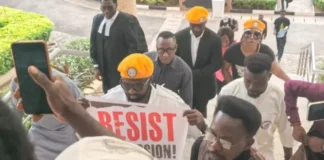Sowore ya hallara a kotu bayan bada umarnin kama shi Omoyele Sowore at the middle being accompanied by members of his group into the Federal High Court in Abuja on Monday 750x430
