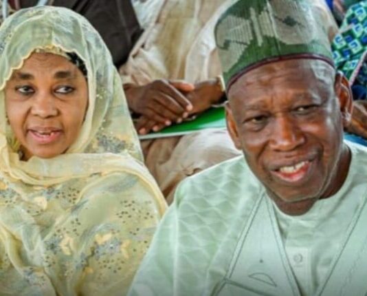 Zargin Almundahana: Kotu ta dage shari’ar Ganduje, matarsa da sauran mutum 6 R L Abdullahi Ganduje and Wife Hafsat 750x430