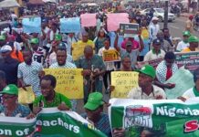 Garkuwa: Musulmai a Oyo sun yi watsi da bukatar ’yan ta’adda kan shari’ar Musulunci Teachers protesting in Ibadan over abduction of colleagues pupils