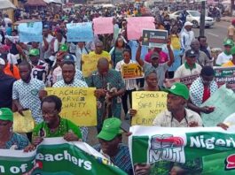 Garkuwa: Musulmai a Oyo sun yi watsi da bukatar ’yan ta’adda kan shari’ar Musulunci Teachers protesting in Ibadan over abduction of colleagues pupils