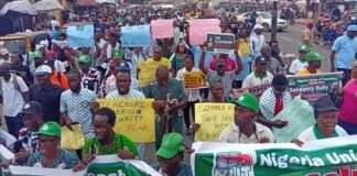 Garkuwa: Musulmai a Oyo sun yi watsi da bukatar ’yan ta’adda kan shari’ar Musulunci Teachers protesting in Ibadan over abduction of colleagues pupils