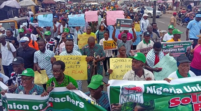 Teachers-protesting-in-Ibadan-over-abduction-of-colleagues-pupils Teachers protesting in Ibadan over abduction of colleagues pupils