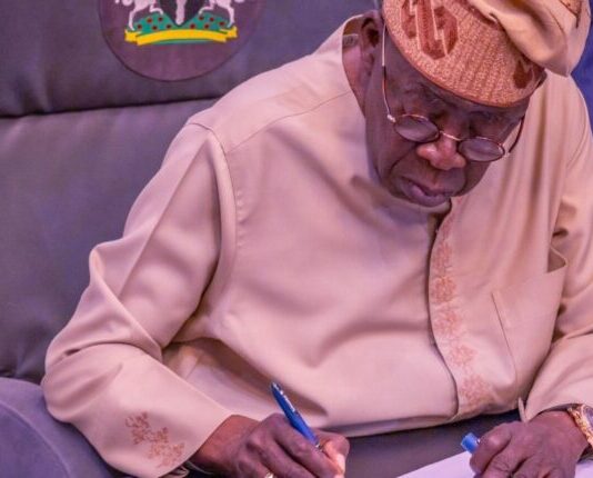 Tinubu ya nada sabon Shugaban Ma’aikatan Gwamnatin Tarayya Bola Tinubu signs 750x430 1
