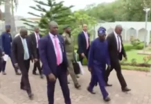 A kafa Tinubu yake tafiya zuwa ofis, sau daya kacal kuma yake cin abinci a rana – Zacch Adedeji Bola Tinubu walking 750x430